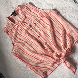 ⬇️$2 when bundled 
Women’s Top